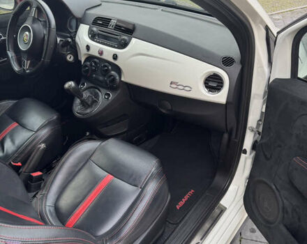 Белый Абарт Fiat 500, объемом двигателя 1.37 л и пробегом 140 тыс. км за 9500 $, фото 14 на Automoto.ua