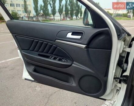 Білий Альфа Ромео 159, об'ємом двигуна 2.2 л та пробігом 125 тис. км за 7500 $, фото 11 на Automoto.ua