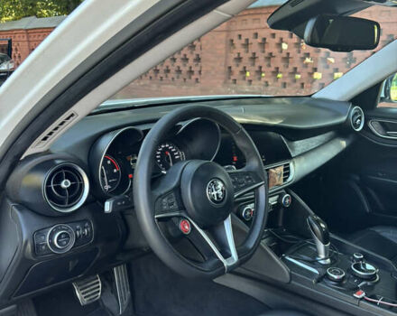 Белый Альфа Ромео Джулия, объемом двигателя 2.14 л и пробегом 182 тыс. км за 19900 $, фото 10 на Automoto.ua