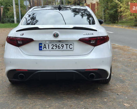 Белый Альфа Ромео Джулия, объемом двигателя 2 л и пробегом 74 тыс. км за 19400 $, фото 5 на Automoto.ua