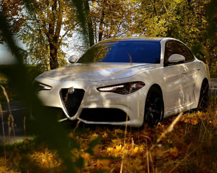 Белый Альфа Ромео Джулия, объемом двигателя 2 л и пробегом 125 тыс. км за 22500 $, фото 5 на Automoto.ua