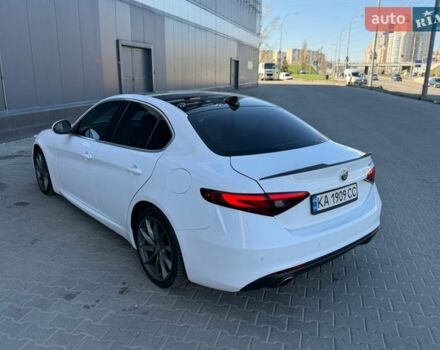 Белый Альфа Ромео Джулия, объемом двигателя 2 л и пробегом 103 тыс. км за 16900 $, фото 5 на Automoto.ua