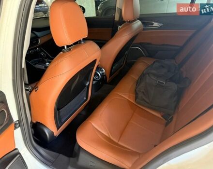 Білий Альфа Ромео Джулія, об'ємом двигуна 2 л та пробігом 87 тис. км за 20500 $, фото 5 на Automoto.ua