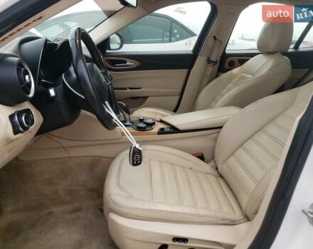 Белый Альфа Ромео Джулия, объемом двигателя 2 л и пробегом 58 тыс. км за 5200 $, фото 6 на Automoto.ua