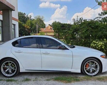 Белый Альфа Ромео Джулия, объемом двигателя 2 л и пробегом 82 тыс. км за 25600 $, фото 25 на Automoto.ua