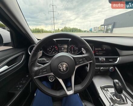 Білий Альфа Ромео Джулія, об'ємом двигуна 2 л та пробігом 137 тис. км за 18000 $, фото 8 на Automoto.ua