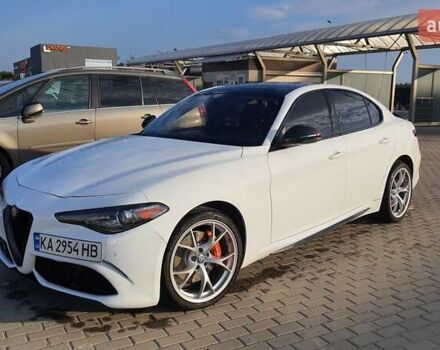 Белый Альфа Ромео Джулия, объемом двигателя 2 л и пробегом 82 тыс. км за 25600 $, фото 2 на Automoto.ua