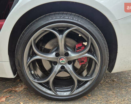 Белый Альфа Ромео Джулия, объемом двигателя 2 л и пробегом 74 тыс. км за 19400 $, фото 12 на Automoto.ua