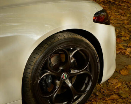 Белый Альфа Ромео Джулия, объемом двигателя 2 л и пробегом 125 тыс. км за 22500 $, фото 9 на Automoto.ua