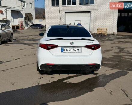 Белый Альфа Ромео Джулия, объемом двигателя 2 л и пробегом 137 тыс. км за 19500 $, фото 4 на Automoto.ua