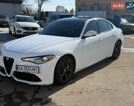 Белый Альфа Ромео Джулия, объемом двигателя 2 л и пробегом 137 тыс. км за 19500 $, фото 2 на Automoto.ua