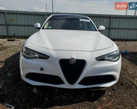 Белый Альфа Ромео Джулия, объемом двигателя 2 л и пробегом 58 тыс. км за 5200 $, фото 4 на Automoto.ua