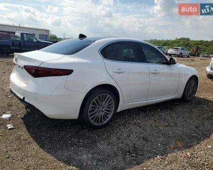 Белый Альфа Ромео Джулия, объемом двигателя 2 л и пробегом 58 тыс. км за 5200 $, фото 2 на Automoto.ua