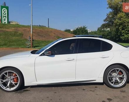 Белый Альфа Ромео Джулия, объемом двигателя 2 л и пробегом 82 тыс. км за 25600 $, фото 11 на Automoto.ua