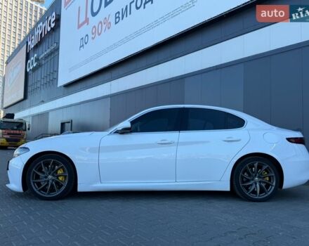 Белый Альфа Ромео Джулия, объемом двигателя 2 л и пробегом 103 тыс. км за 16900 $, фото 3 на Automoto.ua