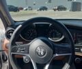 Білий Альфа Ромео Джулія, об'ємом двигуна 2 л та пробігом 104 тис. км за 15000 $, фото 6 на Automoto.ua