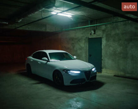 Белый Альфа Ромео Джулия, объемом двигателя 2 л и пробегом 115 тыс. км за 20500 $, фото 1 на Automoto.ua