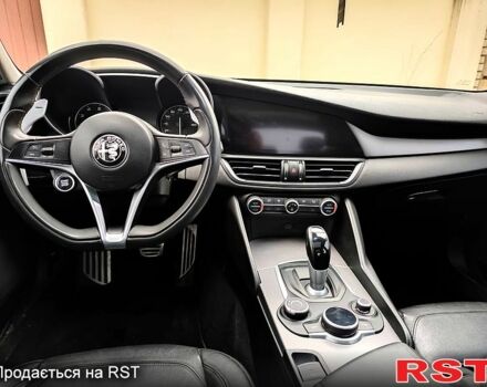 Білий Альфа Ромео Джулія, об'ємом двигуна 2 л та пробігом 88 тис. км за 16000 $, фото 6 на Automoto.ua