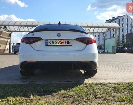 Белый Альфа Ромео Джулия, объемом двигателя 2 л и пробегом 82 тыс. км за 25600 $, фото 6 на Automoto.ua