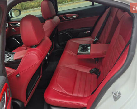 Белый Альфа Ромео Джулия, объемом двигателя 2 л и пробегом 74 тыс. км за 19400 $, фото 10 на Automoto.ua