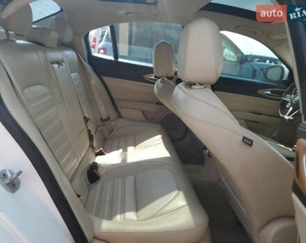 Белый Альфа Ромео Джулия, объемом двигателя 2 л и пробегом 58 тыс. км за 5200 $, фото 9 на Automoto.ua