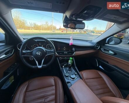 Белый Альфа Ромео Джулия, объемом двигателя 2 л и пробегом 103 тыс. км за 16900 $, фото 16 на Automoto.ua