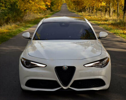 Белый Альфа Ромео Джулия, объемом двигателя 2 л и пробегом 125 тыс. км за 22500 $, фото 4 на Automoto.ua