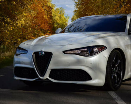 Белый Альфа Ромео Джулия, объемом двигателя 2 л и пробегом 125 тыс. км за 22500 $, фото 3 на Automoto.ua