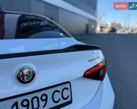 Белый Альфа Ромео Джулия, объемом двигателя 2 л и пробегом 103 тыс. км за 16900 $, фото 7 на Automoto.ua