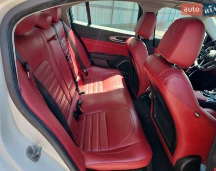 Белый Альфа Ромео Джулия, объемом двигателя 2 л и пробегом 94 тыс. км за 5300 $, фото 9 на Automoto.ua