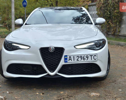 Белый Альфа Ромео Джулия, объемом двигателя 2 л и пробегом 74 тыс. км за 19400 $, фото 1 на Automoto.ua