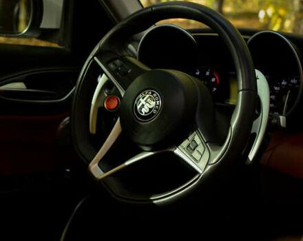 Белый Альфа Ромео Джулия, объемом двигателя 2 л и пробегом 125 тыс. км за 22500 $, фото 23 на Automoto.ua