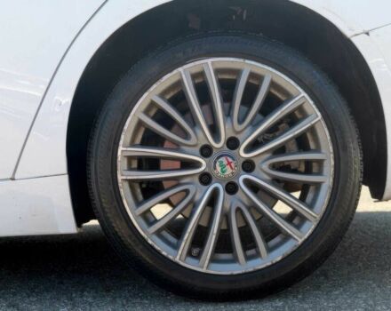 Белый Альфа Ромео Джулия, объемом двигателя 2 л и пробегом 64 тыс. км за 11000 $, фото 14 на Automoto.ua