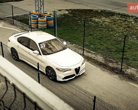 Білий Альфа Ромео Джулія, об'ємом двигуна 2 л та пробігом 12 тис. км за 20500 $, фото 11 на Automoto.ua