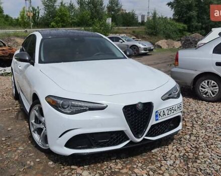 Белый Альфа Ромео Джулия, объемом двигателя 2 л и пробегом 82 тыс. км за 25600 $, фото 5 на Automoto.ua