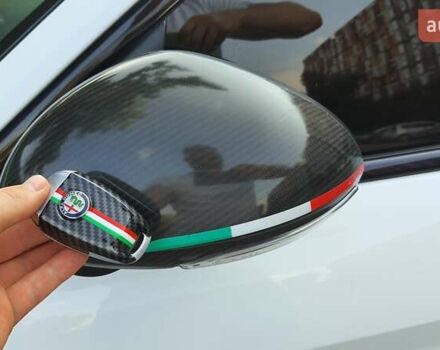 Белый Альфа Ромео Джулия, объемом двигателя 2 л и пробегом 82 тыс. км за 25600 $, фото 3 на Automoto.ua