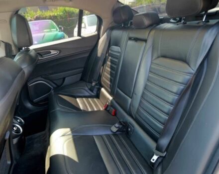 Белый Альфа Ромео Джулия, объемом двигателя 2 л и пробегом 64 тыс. км за 11000 $, фото 12 на Automoto.ua