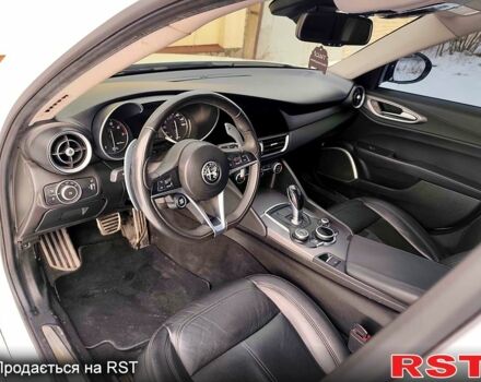 Білий Альфа Ромео Джулія, об'ємом двигуна 2 л та пробігом 88 тис. км за 16000 $, фото 5 на Automoto.ua