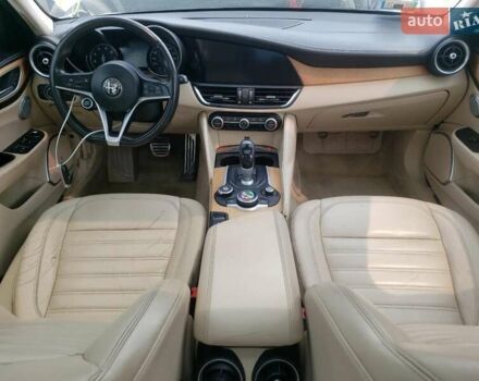 Белый Альфа Ромео Джулия, объемом двигателя 2 л и пробегом 58 тыс. км за 5200 $, фото 7 на Automoto.ua