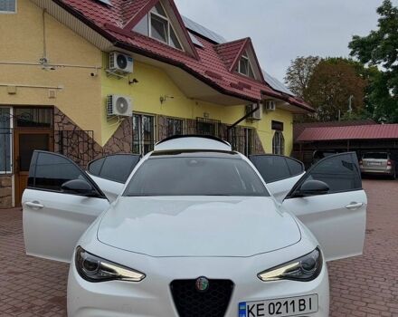 Білий Альфа Ромео Джулія, об'ємом двигуна 2 л та пробігом 95 тис. км за 22500 $, фото 11 на Automoto.ua