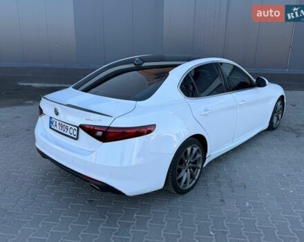 Белый Альфа Ромео Джулия, объемом двигателя 2 л и пробегом 103 тыс. км за 16900 $, фото 8 на Automoto.ua