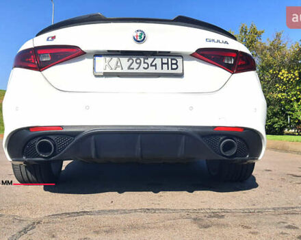 Белый Альфа Ромео Джулия, объемом двигателя 2 л и пробегом 82 тыс. км за 25600 $, фото 7 на Automoto.ua