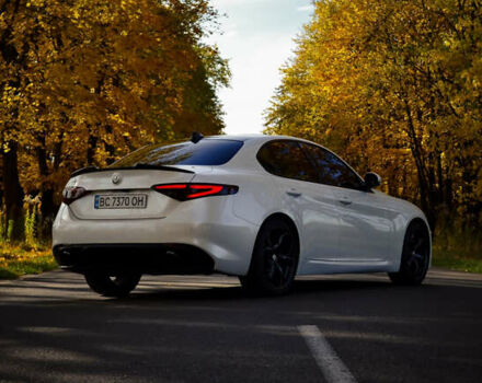 Белый Альфа Ромео Джулия, объемом двигателя 2 л и пробегом 125 тыс. км за 22500 $, фото 2 на Automoto.ua