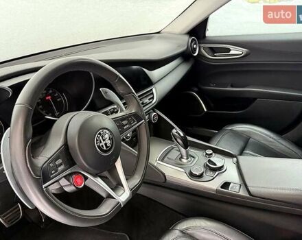 Білий Альфа Ромео Джулія, об'ємом двигуна 2 л та пробігом 12 тис. км за 20500 $, фото 10 на Automoto.ua