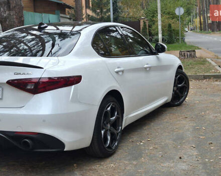 Белый Альфа Ромео Джулия, объемом двигателя 2 л и пробегом 74 тыс. км за 19400 $, фото 4 на Automoto.ua