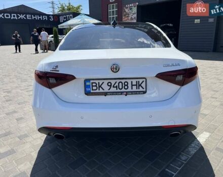 Белый Альфа Ромео Джулия, объемом двигателя 2 л и пробегом 41 тыс. км за 17500 $, фото 3 на Automoto.ua