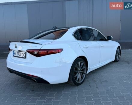 Белый Альфа Ромео Джулия, объемом двигателя 2 л и пробегом 103 тыс. км за 16900 $, фото 9 на Automoto.ua