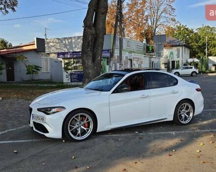 Белый Альфа Ромео Джулия, объемом двигателя 2 л и пробегом 82 тыс. км за 25600 $, фото 12 на Automoto.ua