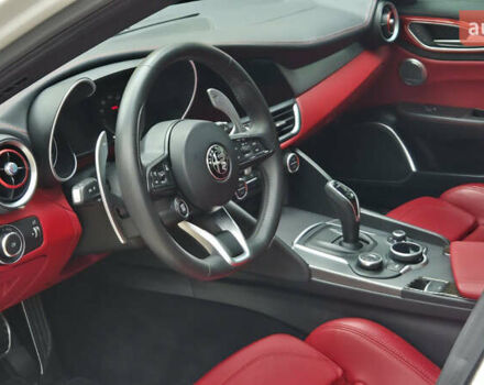 Белый Альфа Ромео Джулия, объемом двигателя 2 л и пробегом 74 тыс. км за 19400 $, фото 8 на Automoto.ua