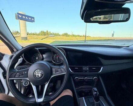 Білий Альфа Ромео Джулія, об'ємом двигуна 2 л та пробігом 106 тис. км за 17499 $, фото 16 на Automoto.ua